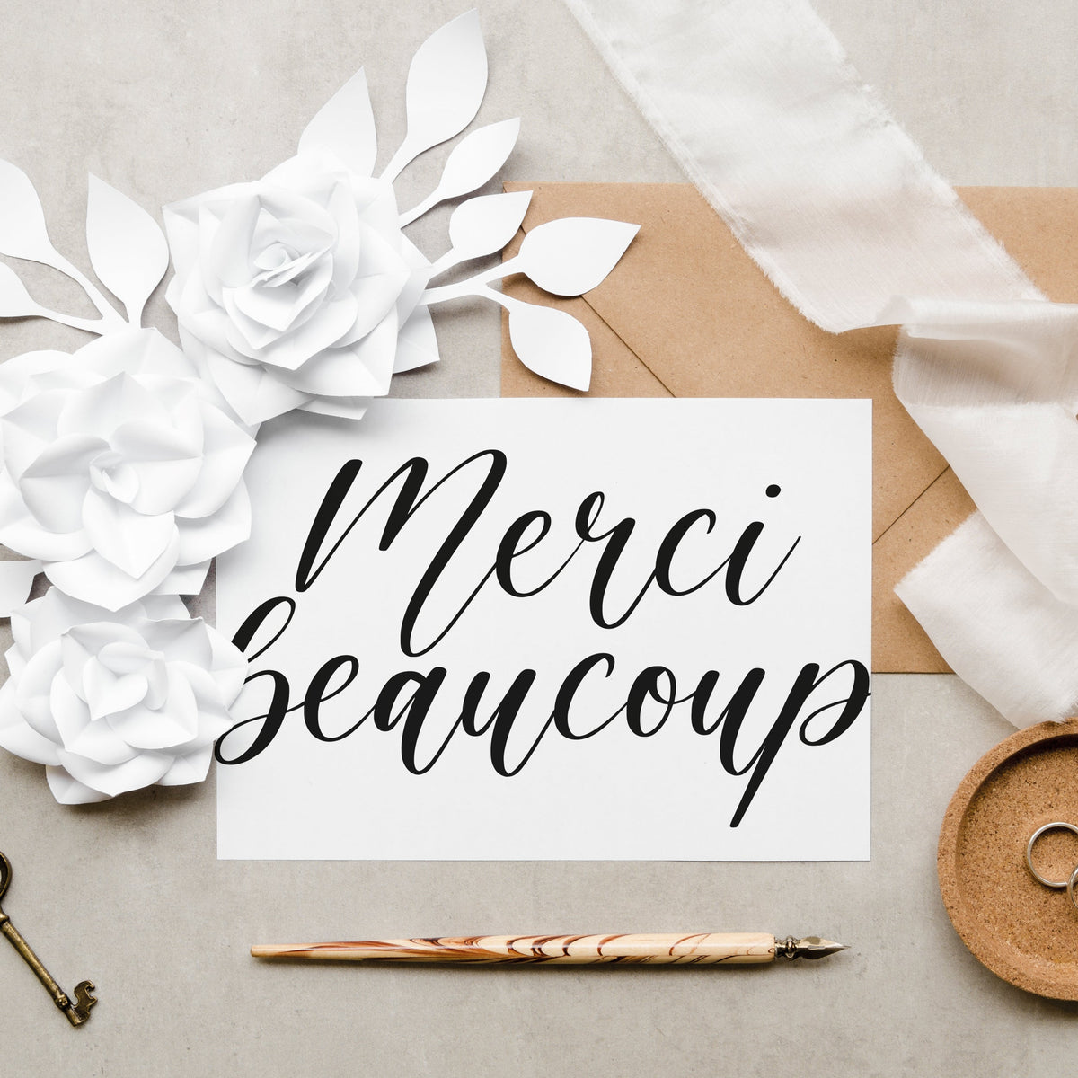 Cartes remerciement Merci beaucoup disposées avec enveloppes kraft