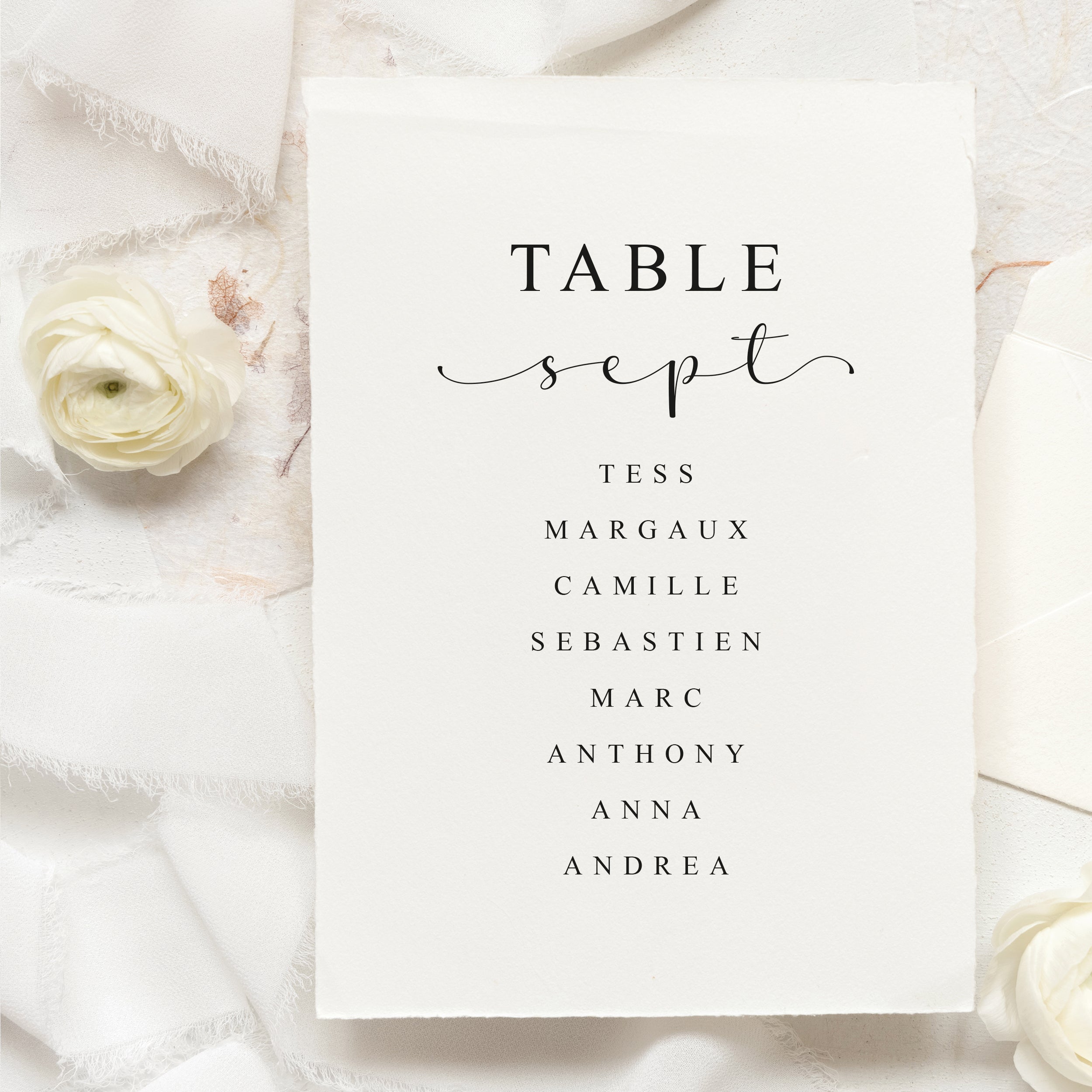 Cartes plan de table disposées à l'entrée salle de réception mariage