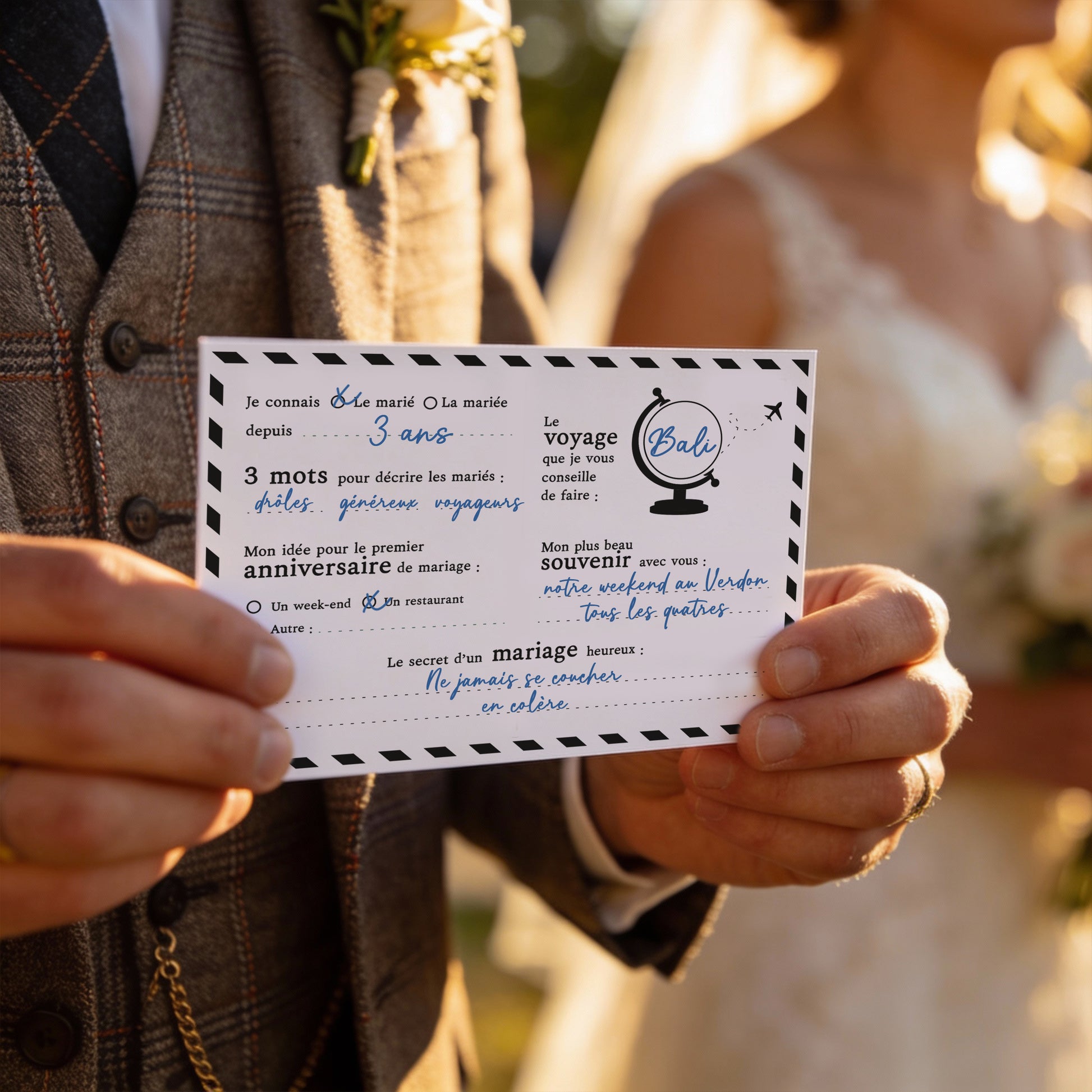 Cartes livre d'or disposées sur table mariage avec stylos