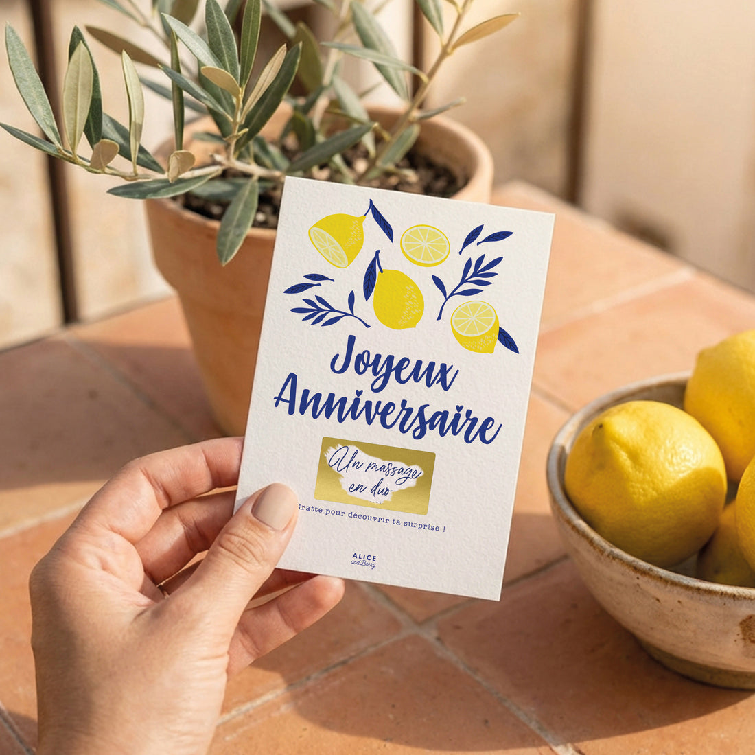 Carte anniversaire citron posée sur table décor estival