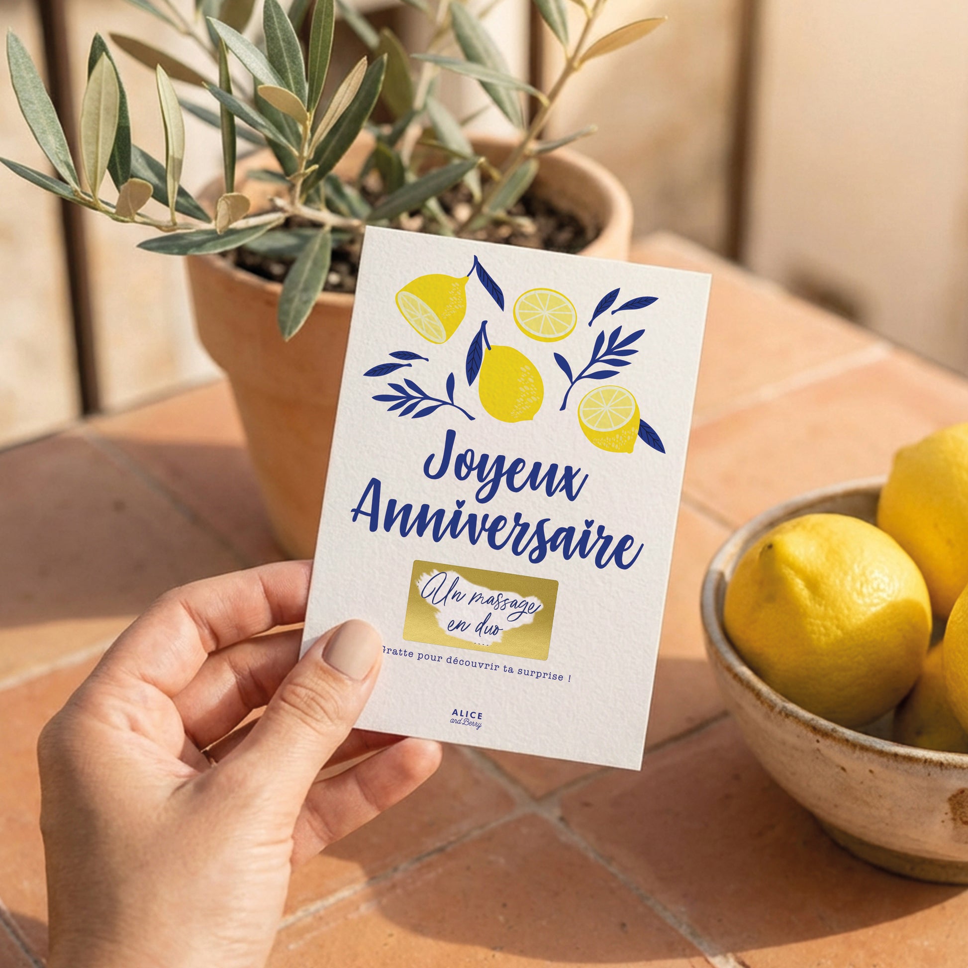 Carte anniversaire citron posée sur table décor estival