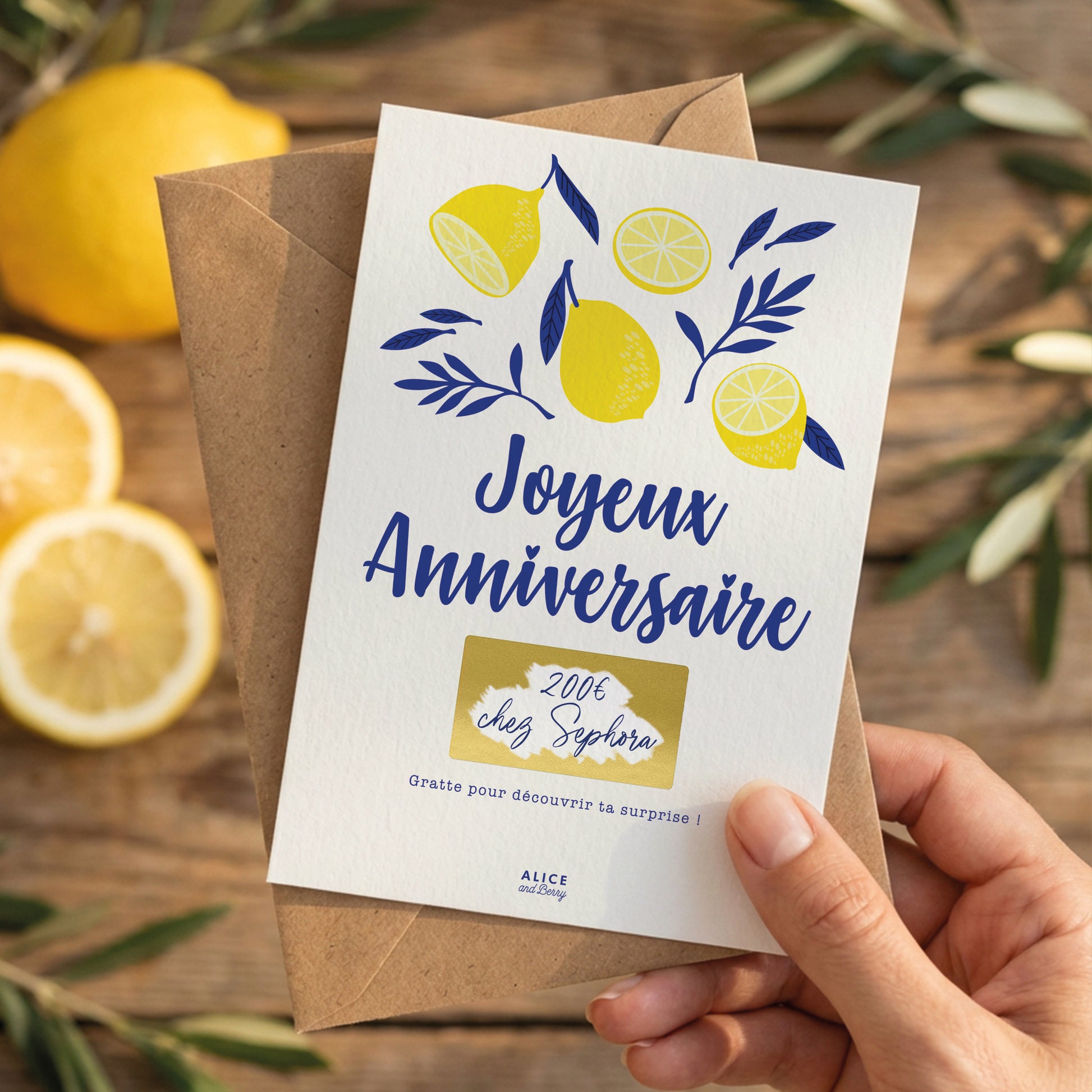 Carte anniversaire citron tenue en main fond clair