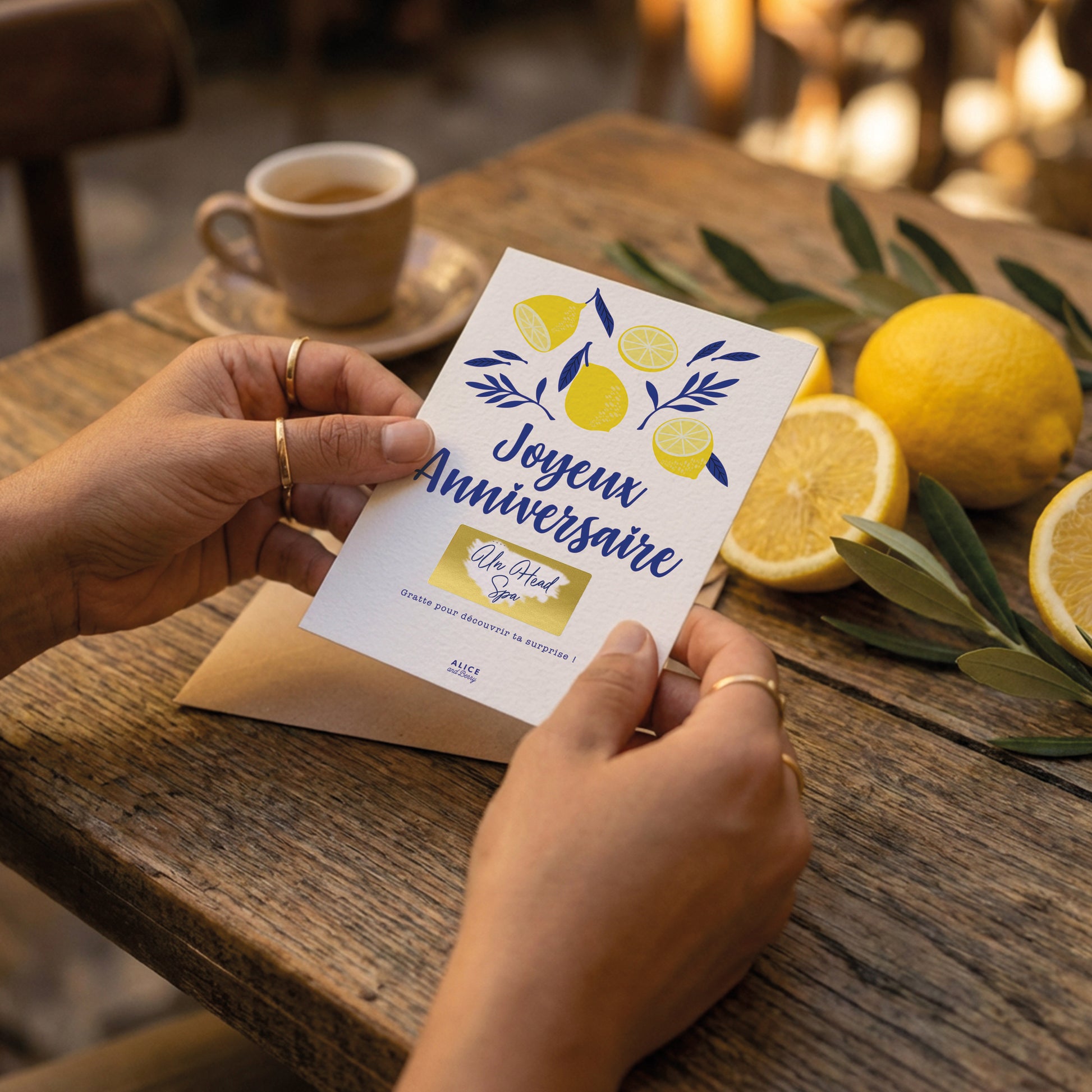 Carte citron avec pastille grattée révélant le cadeau anniversaire