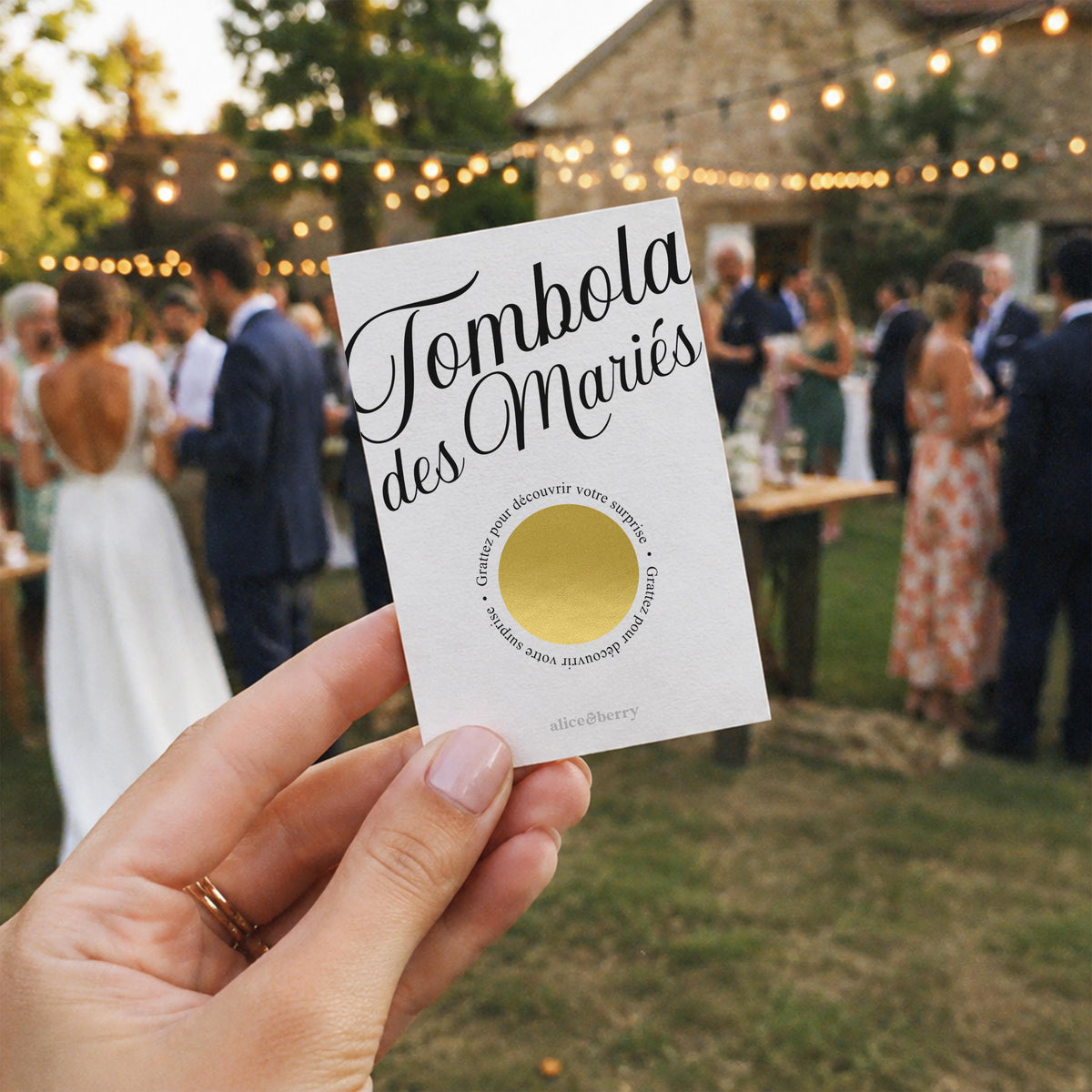 Tombola des mariés à gratter noir et blanc avec pastilles dorées